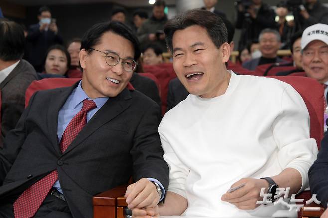 국민의힘 윤상현 의원과 한국사 강사 전한길이 19일 서울 여의도 국회 의원회관에서 열린 미래자유연대 국민 대토론회에서 대화를 하고 있다. 윤창원 기자