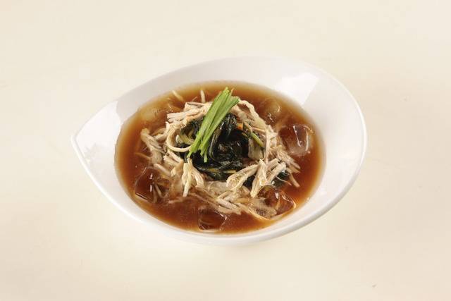 삼복에 시원하게 먹는 초계탕. 닭고기를 잘게 찢어 육수와 함께 차갑게 먹는 음식이다. 이미지투데이