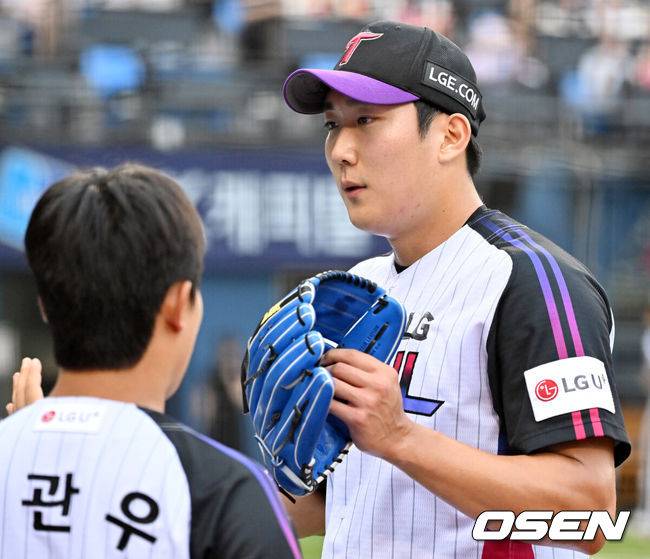 [OSEN=잠실, 민경훈 기자] 18일 오후 서울 잠실구장에서 ‘2025 신한 SOL BANK KBO리그’ LG 트윈스와 롯데 자이언츠의 경기가 열렸다.이날 경기에서 LG는 손주영을, 롯데는 감보아를 선발투수로 내세웠다.2회초를 마친 LG 선발 손주영이 덕아웃으로 향하며 하이파이브를 하고 있다. 2025.07.18 / rumi@osen.co.kr