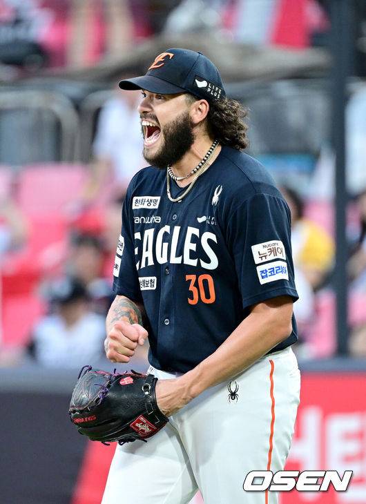 [OSEN=수원, 최규한 기자] 18일 수원 KT위즈파크에서 ‘2025 신한 SOL Bank KBO리그’ KT 위즈와 한화 이글스의 경기가 열렸다.홈팀 KT는 오원석, 방문팀 한화는 코디 폰세를 선발로 내세웠다.2회말 1사 주자없는 상황 KT 허경민의 내야 땅볼 때 한화 선발 코디 폰세가 3루수 노시환의 좋은 수비에 환호하고 있다. 2025.07.18 / dreamer@osen.co.kr