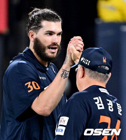 [OSEN=수원, 최규한 기자] 프로야구 한화 이글스가 18일 수원KT위즈파크에서 열린 2025 신한 SOL뱅크 KBO리그 KT 위즈와의 시즌 9차전에서 5-0으로 승리했다.&nbsp;후반기 첫 경기를 승리로 장식한 선두 한화는 최근 7연승, 원정경기 4연승을 달리며 시즌 53승 2무 33패를 기록했다. 반면 최근 3연승, 금요일 6연승이 좌절된 5위 KT는 45승 3무 42패가 됐다.&nbsp;한화 선발 폰세는 6이닝 2피안타 2사사구 8탈삼진 무실점 98구 위력투로 시즌 12승(무패)째를 챙겼다.경기를 마치고 한화 김경문 감독과 승리투수 폰세가 인사를 나누고 있다. 2025.07.18