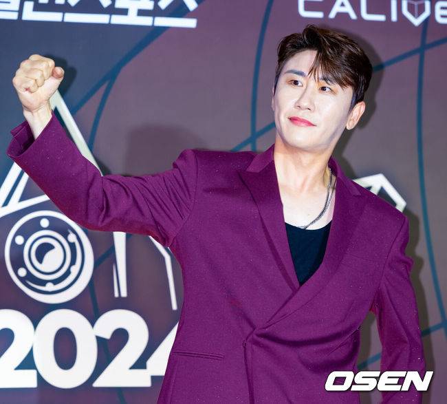 [OSEN=인천, 민경훈 기자] 16일 오후 인천 영종도의 한 리조트 공연장 미팅룸에서 '제1회 코리아 그랜드 뮤직 어워즈(KGMA)' 1일차 레드카펫 포토월 행사가 진행됐다.16일과 17일 양일간 열리는 '2024 KGMA'는 새로운 K팝 축제를 표방하는 시상식으로 배우 남지현과 뉴진스 하니, 에스파 윈터가 이틀에 걸쳐 MC로 호흡을 맞춘다.영탁이 입장하며 포즈를 취하고 있다. 2024.11.16 / rumi@osen.co.kr