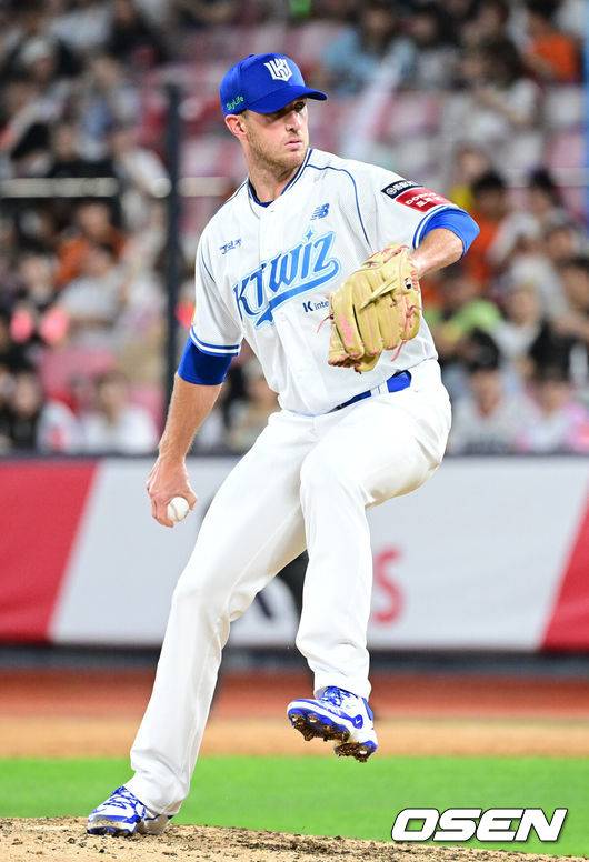 [OSEN=수원, 최규한 기자] 18일 수원 KT위즈파크에서 ‘2025 신한 SOL Bank KBO리그’ KT 위즈와 한화 이글스의 경기가 열렸다.홈팀 KT는 오원석, 방문팀 한화는 코디 폰세를 선발로 내세웠다.7회초 마운드에 오른 KT 투수 패트릭 머피가 힘차게 공을 뿌리고 있다. 2025.07.18 / dreamer@osen.co.kr