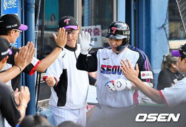 [OSEN=잠실, 민경훈 기자] 18일 오후 서울 잠실구장에서 ‘2025 신한 SOL BANK KBO리그’ LG 트윈스와 롯데 자이언츠의 경기가 열렸다.이날 경기에서 LG는 손주영을, 롯데는 감보아를 선발투수로 내세웠다.2회말 LG 선두타자로 나온 박동원이 좌월 동점 솔로 홈런을 때린 후 덕아웃에서 염경엽 감독과 하이파이브를 하고 있다. 2025.07.18 / rumi@osen.co.kr