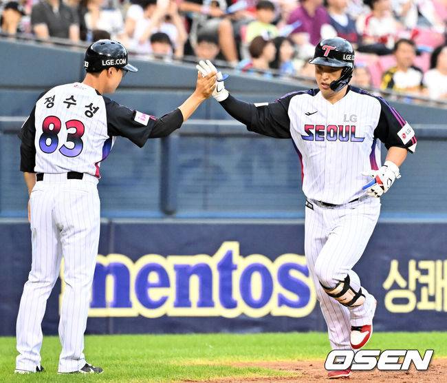 [OSEN=잠실, 민경훈 기자] 18일 오후 서울 잠실구장에서 ‘2025 신한 SOL BANK KBO리그’ LG 트윈스와 롯데 자이언츠의 경기가 열렸다.이날 경기에서 LG는 손주영을, 롯데는 감보아를 선발투수로 내세웠다.2회말 LG 선두타자로 나온 박동원이 좌월 동점 솔로 홈런을 때린 후 그라운드를 돌고 있다. 2025.07.18 / rumi@osen.co.kr