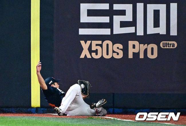 [OSEN=수원, 최규한 기자] 18일 수원 KT위즈파크에서 ‘2025 신한 SOL Bank KBO리그’ KT 위즈와 한화 이글스의 경기가 열렸다.홈팀 KT는 오원석, 방문팀 한화는 코디 폰세를 선발로 내세웠다.6회말 1사 주자없는 상황 KT 황재균의 뜬공 타구를 한화 우익수 이원석이 몸을 날려 잡아내고 있다. 2025.07.18 / dreamer@osen.co.kr