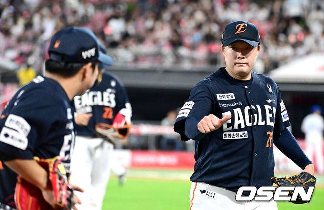 [OSEN=수원, 최규한 기자] 18일 수원 KT위즈파크에서 ‘2025 신한 SOL Bank KBO리그’ KT 위즈와 한화 이글스의 경기가 열렸다.홈팀 KT는 오원석, 방문팀 한화는 코디 폰세를 선발로 내세웠다.8회말 KT 공격을 무실점으로 막아낸 한화 투수 한승혁이 더그아웃으로 향하며 좌익수 문현빈에게 인사를 전하고 있다. 2025.07.18 /