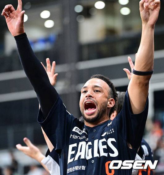 [OSEN=고척, 최규한 기자] 6일 서울 고척스카이돔에서 ‘2025 신한 SOL Bank KBO리그’ 키움 히어로즈와 한화 이글스의 경기가 열렸다.홈팀 키움은 박주성, 방문팀 한화는 라이언 와이스를 선발로 내세웠다.7회초 2사 주자없는 상황 한화 노시환의 달아나는 솔로포 때 동료 리베라토가 더그아웃에서 환호하고 있다. 2025.07.06 / dreamer@osen.co.kr