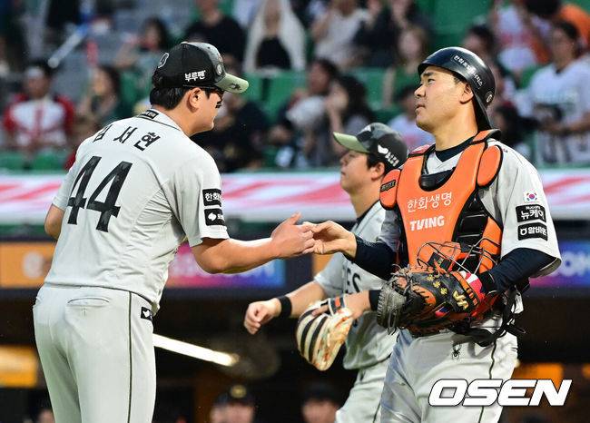 [OSEN=인천, 김성락 기자]프로야구 한화 이글스가 에이스 맞대결에서 짜릿한 역전승을 거뒀다.&nbsp;한화는 28일 인천 SSG랜더스필드에서 열린 ‘2025 신한은행 SOL Bank KBO리그’ SSG 랜더스와의 경기에서 5-2로 승리했다. 한화는 이날 승리로 주말 3연전 1승 1패 균형을 맞췄다.승리가 확정된 순간 한화 김서현, 이재원이 기쁨을 나누고 있다. 2025.06.28 / ksl0919@osen.co.kr