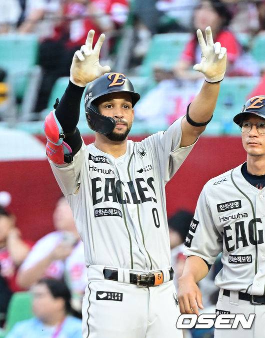 [OSEN=인천, 김성락 기자] 28일 인천 SSG랜더스필드에서 ‘2025 신한은행 SOL Bank KBO리그’ SSG 랜더스와 한화 이글스의 경기가 열렸다.이날 SSG는 앤더슨,한화는 폰세를 선발로 내세웠다. &nbsp;8회초 무사 1루 한화 리베라토가 안타를 날리고 있다. 2025.06.28 / ksl0919@osen.co.kr