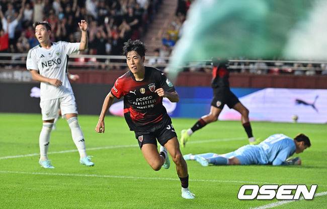 [OSEN=포항, 이석우 기자] 19일 포항 스틸야드에서 하나은행 K리그1 2025 포항 스틸러스와 전북 현대의 경기가 열렸다.  포항으로 이적한 기성용이 포항 유니폼을 입고 첫 출전한다. 포항 스틸러스 홍윤상이 골을 성공시키고 세리머니를 하고 있다. 2025.07.19 / foto0307@osen.co.kr