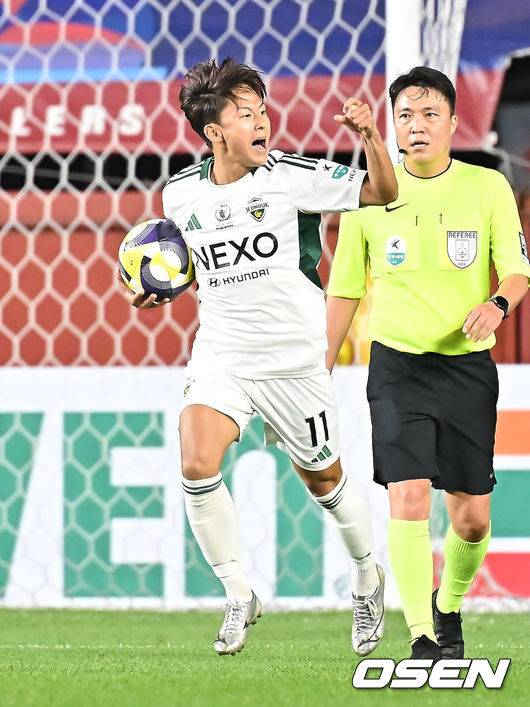 [OSEN=포항, 이석우 기자] 19일 포항 스틸야드에서 하나은행 K리그1 2025 포항 스틸러스와 전북 현대의 경기가 열렸다.  포항으로 이적한 기성용이 포항 유니폼을 입고 첫 출전한다. 전북 현대 이승우가 후반 만회골을 성공시키고 세리머니를 하고 있다. 2025.07.19 / foto0307@osen.co.kr