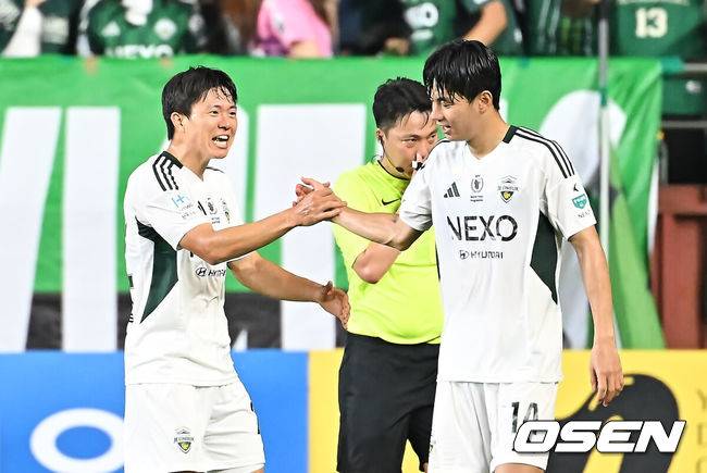 [OSEN=포항, 이석우 기자] 19일 포항 스틸야드에서 하나은행 K리그1 2025 포항 스틸러스와 전북 현대의 경기가 열렸다.  포항으로 이적한 기성용이 포항 유니폼을 입고 첫 출전한다. 전북 현대 선수들이 역전골이 들어가자 기뻐하고 있다. 2025.07.19 / foto0307@osen.co.kr