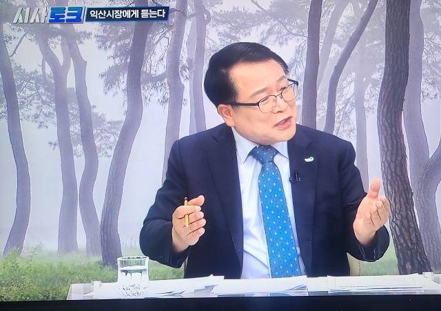 ▲정헌율 전북자치도 익산시장이 19일 "나름대로 만약의 경우를 생각해 준비를 하고 있지만 아직 최종 결단을 못 내린 상태"라며 차기 전북도지사 도전과 관련해 종전보다 '한발 더 나간' 입장을 피력했다. ⓒJTV전주방송 캡처