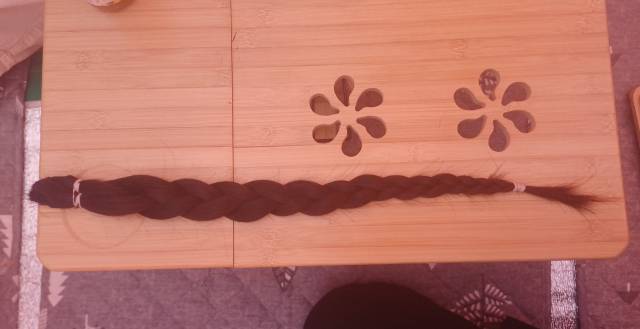 ▲ 올해 5월 14일 서울시 교육청 앞에서 지혜복 선생님에 연대 삭발한 샤샤의 머리카락. ⓒ 샤샤