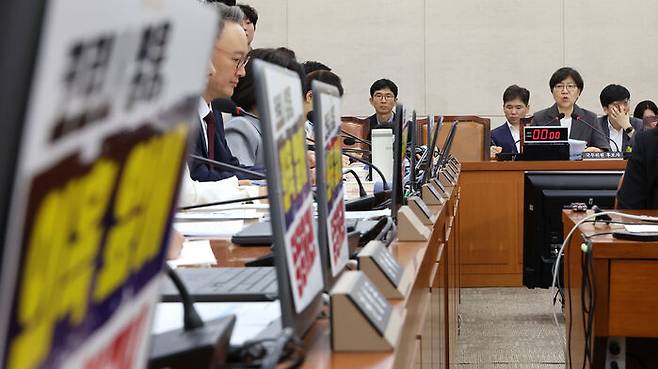 정은경 보건복지부 장관 후보자(오른쪽)가 18일 국회 보건복지위원회에서 열린 인사청문회에서 의원 질의에 답변하고 있다. (사진=연합뉴스)
