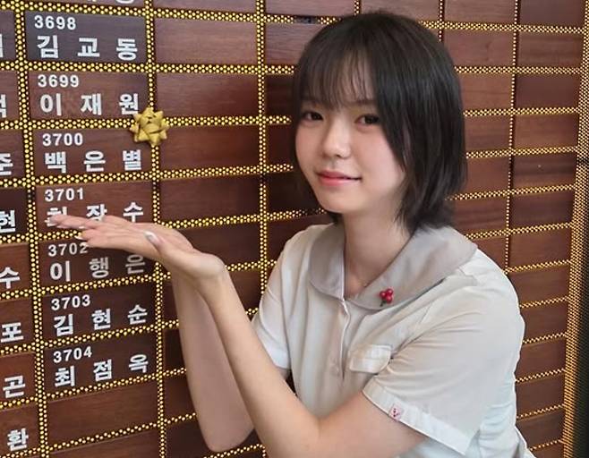 백은별 작가가 고액기부자 모임 ‘아너 소사이어티’&nbsp;가입 기념 사진을 찍고 있다.&nbsp;백은별 작가 인스타그램 캡처