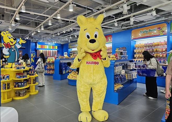 지난 16일 경기도 여주시에 위치한 신세계사이먼 여주프리미엄아울렛&nbsp;‘하리보 스토어’에서&nbsp;마스코트인 ‘골드베렌’이 서있는 모습.