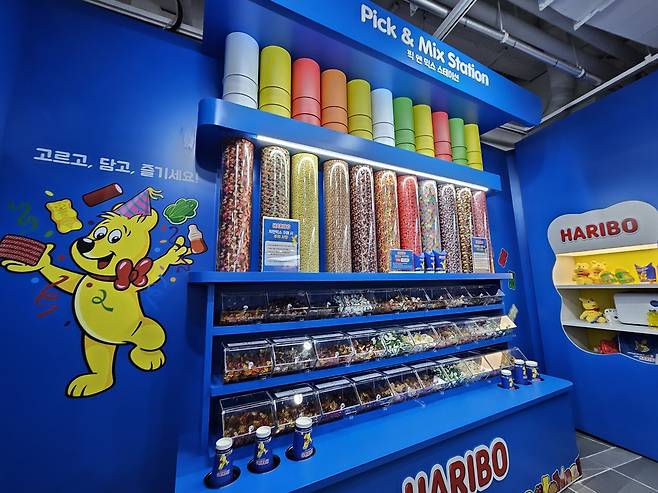 여주프리미엄아울렛 내&nbsp;‘하리보 스토어’의&nbsp;‘픽 앤 믹스 스테이션’에서는 각종 젤리를 직접 골라담을 수 있다.