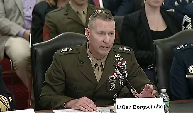 미국에서 해병대 장성으로는 처음 해군사관학교장 후보자로 지명된&nbsp;마이클 보그슐테 중장. 사진은 지난 4월 연방의회 상원 군사위원회에 출석해 증언하는 모습. 방송 화면 캡처