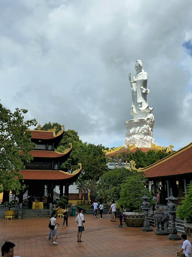 호국사 법고루와 관세음보살상.