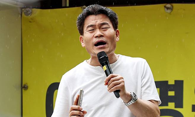 전직 한국사 강사 전한길 씨가 18일 서울 서초구 서울중앙지방법원 앞에서 신자유연대 등 보수 단체가 개최한 집회에 참석해 윤석열 전 대통령의 석방을 촉구하고 있다. 뉴스1