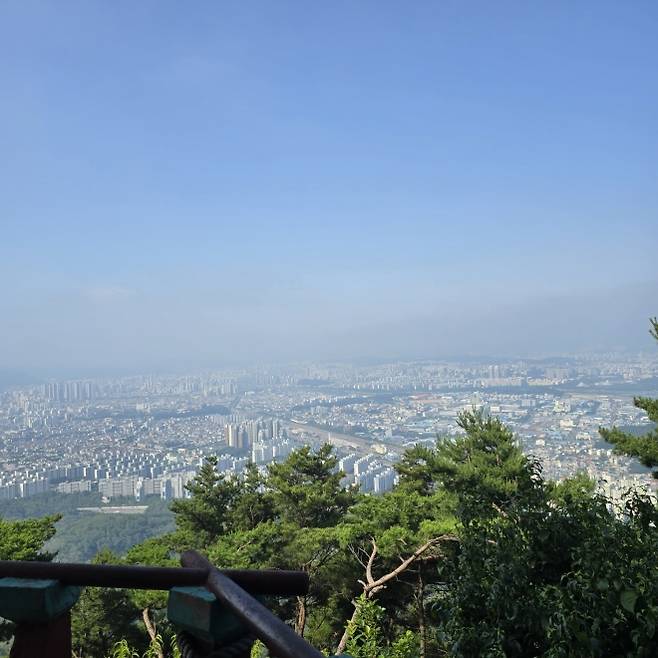 계족산 정상 봉화정에서 바라보는 대전 시내 풍경