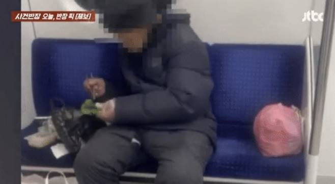 지하철 노약자석에 앉아 반찬을 꺼내 쌈을 싸 먹은 남성의 영상이 공개됐다. JTBC ‘사건반장’ 캡처