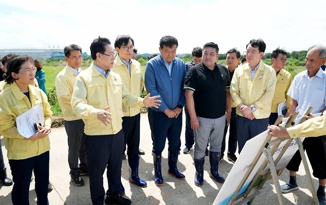 김영록 전남지사가 영암군 삼호읍 집중호우 피해현장을 둘러보고 있다.