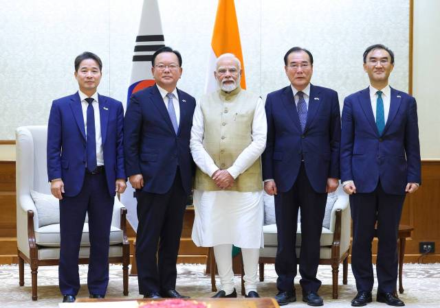 김부겸(왼쪽 두번째) 전 국무총리를 단장으로 하는 대통령 인도 특사단이 18일 인도 뉴델리에서 나렌드라 모디 인도 총리와 만나 기념촬영을 하고 있다. 연합뉴스