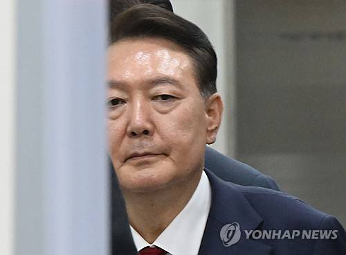 12.3 비상계엄 사태 관련 내란 혐의를 받는 윤석열 전 대통령이 지난 9일 서울 서초구 서울중앙지방법원에서 구속 전 피의자 심문(영장실질심사)을 마치고 법원을 나서고 있다. ㅇ연합스