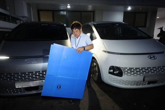 윤석열 전 대통령 배우자 김건희 여사를 둘러싼 각종 의혹을 수사하는 민중기 특별검사팀이 3일 서울 종로구 삼부토건이 입주한 빌딩에서 압수품을 옮기기 위해 박스를 들고 사무실로 향하고 있다. 연합뉴스