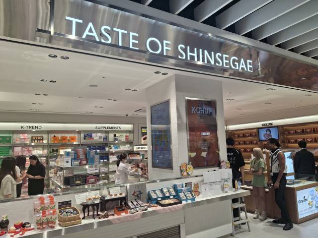 신세계면세점이 명동점 11층을 리뉴얼해 18일 오픈한 K푸드 전문관 ‘TASTE OF SHINSEGAE’. 이경운 기자.