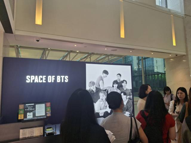 신세계면세점 명동점 11층의 ‘SPACE OF BTS’ 매장. 이경운 기자.