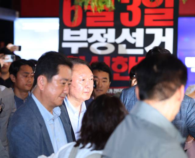 윤석열 전 대통령이 21일 서울 메가박스 동대문에서 다큐멘터리 영화 '부정선거, 신의 작품인가'를 관람하고 영화관을 나서고 있다. 2025.5.21. 연합뉴스