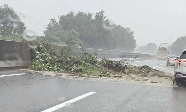 경남 산청군 생초IC~산청IC 통영방향 구간 고속도로에 밀려온 토사. 뉴스1