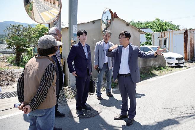 변광용 거제시장(오른쪽)이 6월4일 내간외간마을을 찾아 주민 민원을 청취하고 있다. ⓒ거제시청 제공