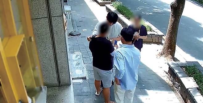 2024년 7월1일 로맨스스캠 일당의 현금 인출책으로 활동하다 경찰에 검거되는 조직원(빨간 원) ⓒ대전경찰청 제공