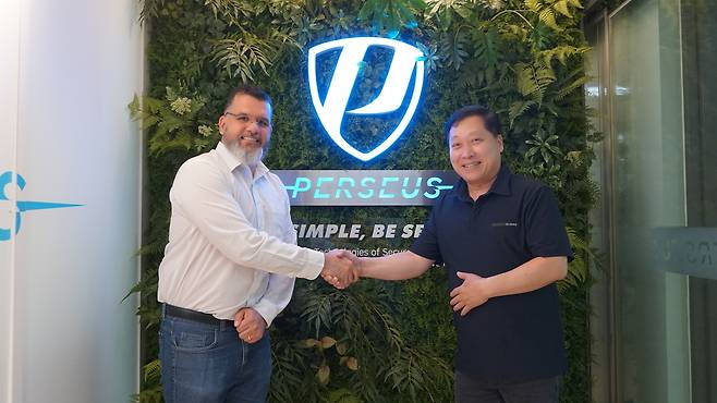 프라운호퍼 연구소 파블로 안토니노(Dr.-Ing. Pablo Antonino) 가상 엔지니어링 부서장, 페르세우스 서상범 대표. 페르세우스 제공