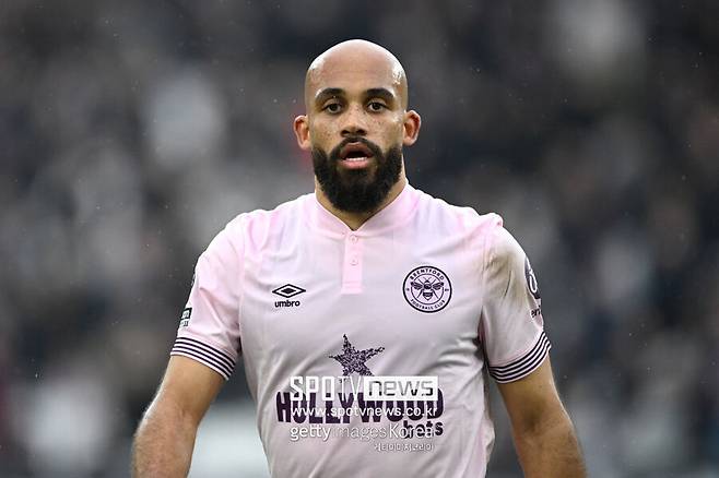 ▲ 음뵈모는 지난 시즌 절정의 골 감각을 과시하며 모든 대회 42경기에 출전해 20골 9도움을 쓸어 담았다. 이에 올여름 이적시장에서 이적이 유력하다. 맨유와 토트넘이 그를 두고 영입전을 벌였고, 맨유의 승리가 유력하다.&nbsp;