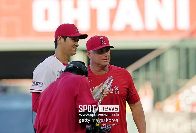 ▲ LA 에인절스 시절 오타니 쇼헤이(왼쪽)와 필 네빈 전 감독.