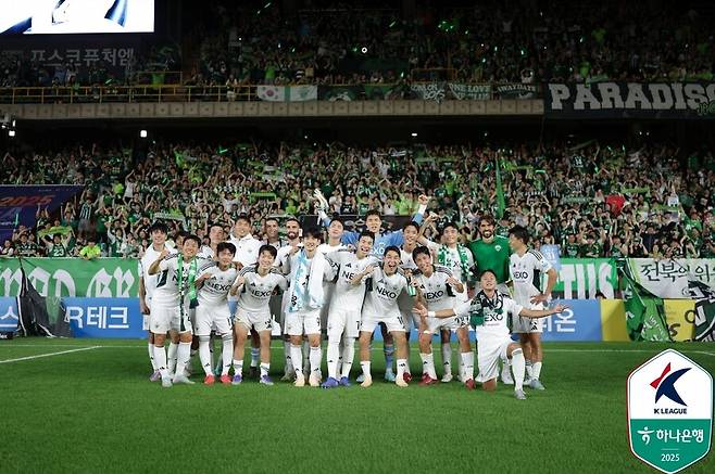 ▲ 전북현대는 19일 오후 7시 포항 스틸야드에서 열린 하나은행 K리그1 2025 22라운드에서 포항 스틸러스에 3-2로 승리했다. 전북은 전반전에 먼저 2골을 내준 뒤 후반에만 3골을 몰아치며 대역전극에 성공했다.ⓒ한국프로축구연맹
