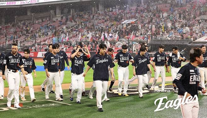 ▲ 폭우로 인한 강우콜드게임으로 투수를 아낀 채 이길 수 있었다 ⓒ 한화 이글스