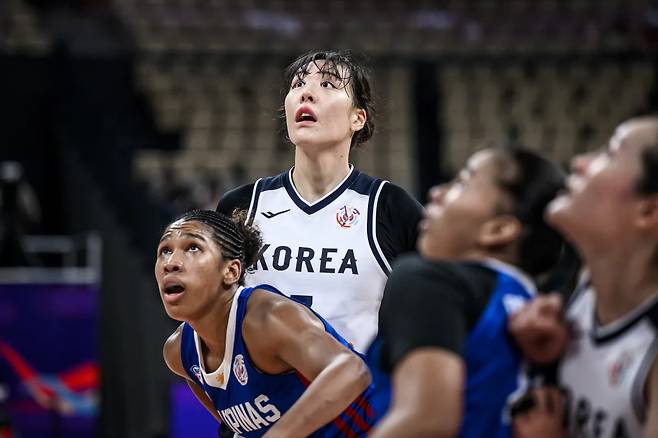 대한민국 여자농구 대표팀 박지수가 18일 중국 선전스포츠센터에서 열린 필리핀과의 2025 국제농구연맹(FIBA) 아시아컵 4강 결정전에서 공을 지켜보고 있다. /사진=FIBA 제공