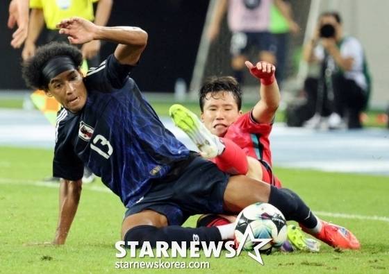 저메인 료(왼쪽)와 이태석이 15일 용인미르종합운동장에서 열린 2025 동아시아축구연맹(EAFF) E-1 챔피언십(동아시안컵) 경기 중 태클을 시도하고 있다. /사진=강영조 선임기자