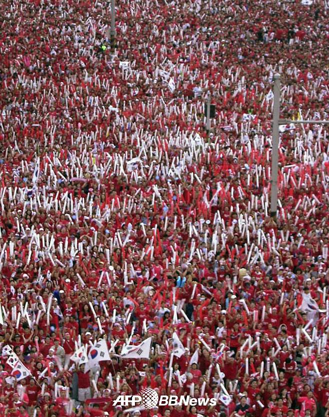 지난 2002년 한·일 월드컵 당시 거리응원 모습. /AFPBBNews=뉴스1