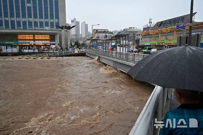 17일 오후 광주 서구 양동복개상가 인근 태평교 밑으로 흐르는 광주천 강물이 범람 수위까지 도달하고 있다. /사진=뉴시스