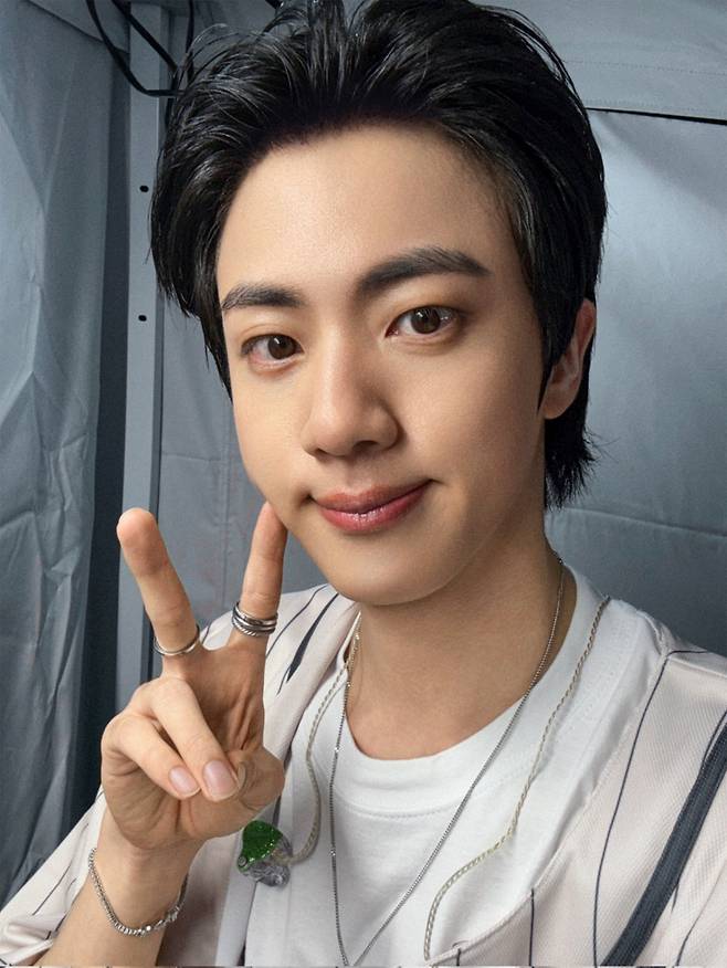 방탄소년단 진, 첫 솔로 미국 콘서트 최고 기록 달성..혼다 센터 역대 최다 관객 동원 K팝 공연