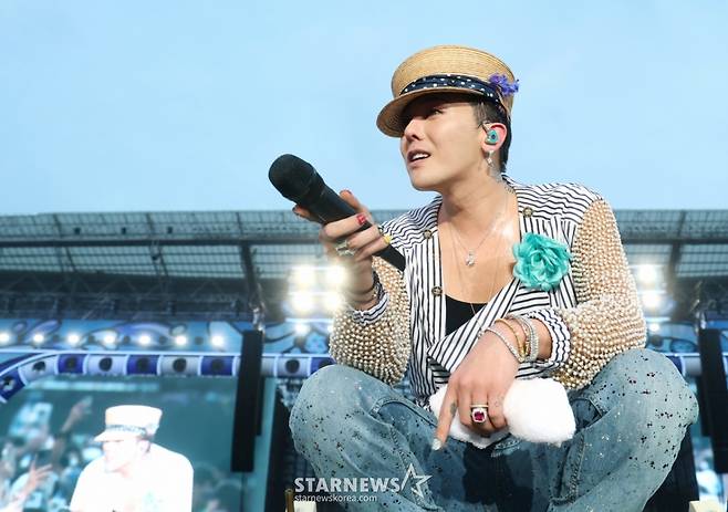 (인천=뉴스1) 권현진 기자 = 빅뱅 지드래곤이 인천아시아드 주경기장에서 열린 '싸이 흠뻑쇼 SUMMER SWAG 2025 - 인천'에 깜짝 게스트로 등장해 화려한 무대를 선보이고 있다. 2025.6.28/뉴스1  Copyright (C) 뉴스1. All rights reserved. 무단 전재 및 재배포,  AI학습 이용 금지. /사진=(인천=뉴스1) 권현진 기자