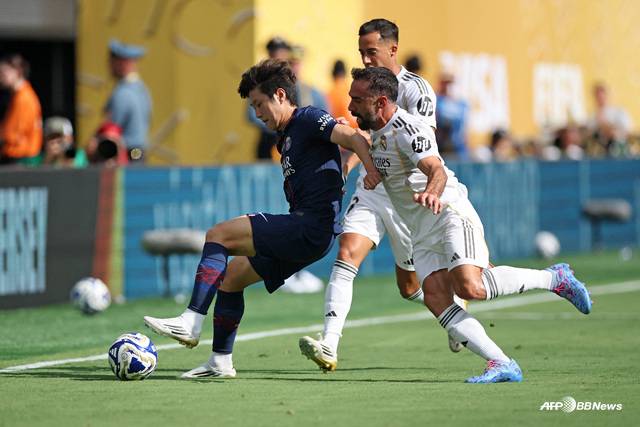 경기에 집중하는 이강인(왼쪽). /AFPBBNews=뉴스1